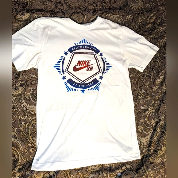Nike SB Dri-Fit T-shirt 🤍♥️💙 - Picture 1 of 4
